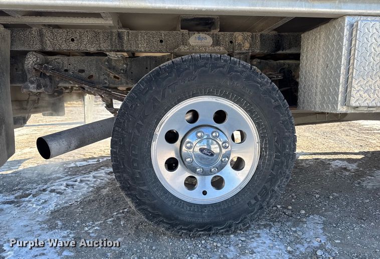 image for item OE9501 2005 Ford F250 XLT Super Duty flatbed pickup truck