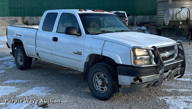 image for item OE9512 2003 Chevrolet Silverado 2500HD Ext. Cab pickup truck