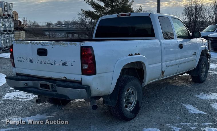 image for item OE9512 2003 Chevrolet Silverado 2500HD Ext. Cab pickup truck