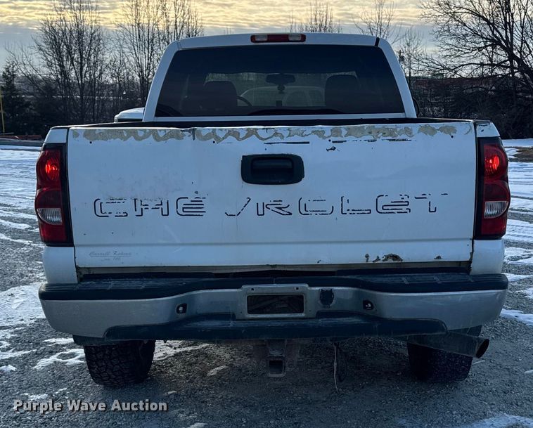 image for item OE9512 2003 Chevrolet Silverado 2500HD Ext. Cab pickup truck