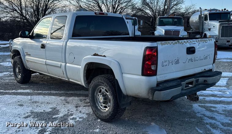 image for item OE9512 2003 Chevrolet Silverado 2500HD Ext. Cab pickup truck