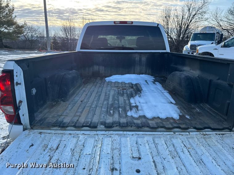 image for item OE9512 2003 Chevrolet Silverado 2500HD Ext. Cab pickup truck