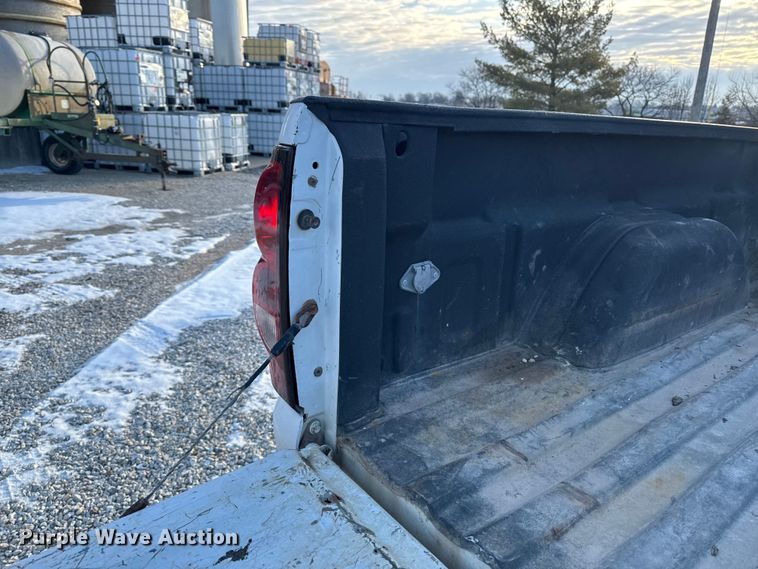 image for item OE9512 2003 Chevrolet Silverado 2500HD Ext. Cab pickup truck