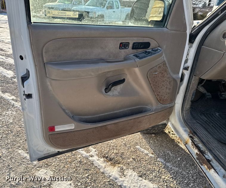 image for item OE9512 2003 Chevrolet Silverado 2500HD Ext. Cab pickup truck