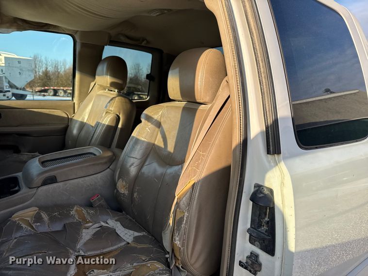 image for item OE9512 2003 Chevrolet Silverado 2500HD Ext. Cab pickup truck