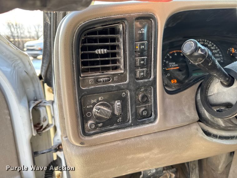 image for item OE9512 2003 Chevrolet Silverado 2500HD Ext. Cab pickup truck