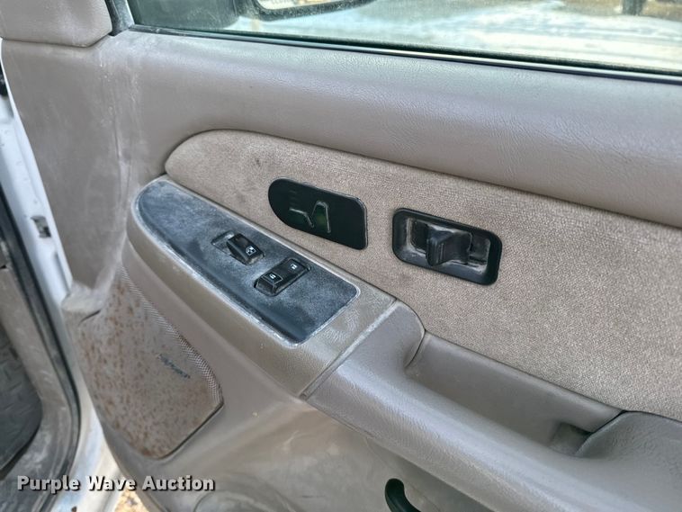 image for item OE9512 2003 Chevrolet Silverado 2500HD Ext. Cab pickup truck