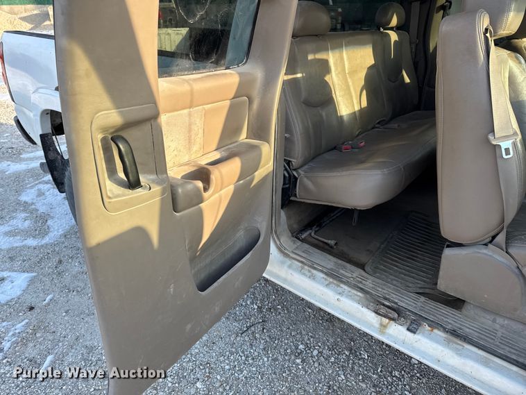 image for item OE9512 2003 Chevrolet Silverado 2500HD Ext. Cab pickup truck