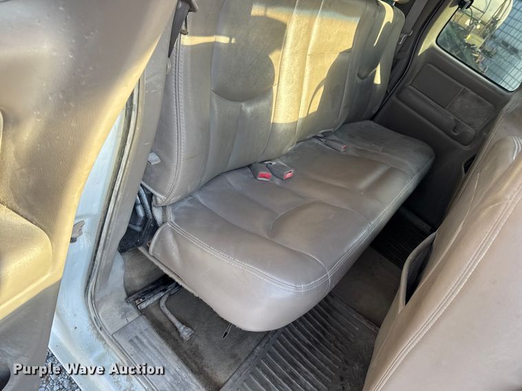 image for item OE9512 2003 Chevrolet Silverado 2500HD Ext. Cab pickup truck