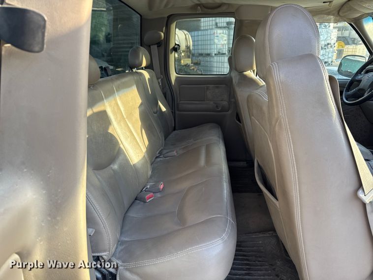 image for item OE9512 2003 Chevrolet Silverado 2500HD Ext. Cab pickup truck