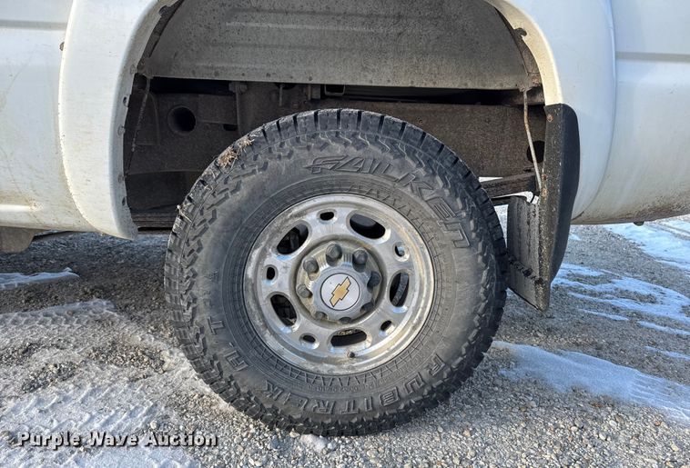 image for item OE9512 2003 Chevrolet Silverado 2500HD Ext. Cab pickup truck