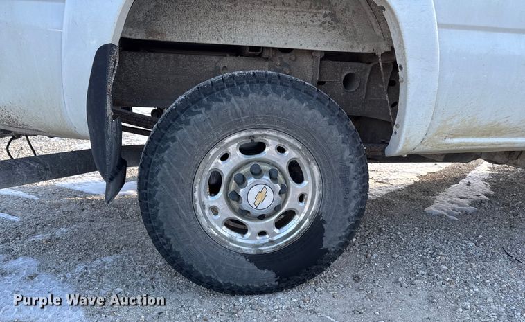 image for item OE9512 2003 Chevrolet Silverado 2500HD Ext. Cab pickup truck