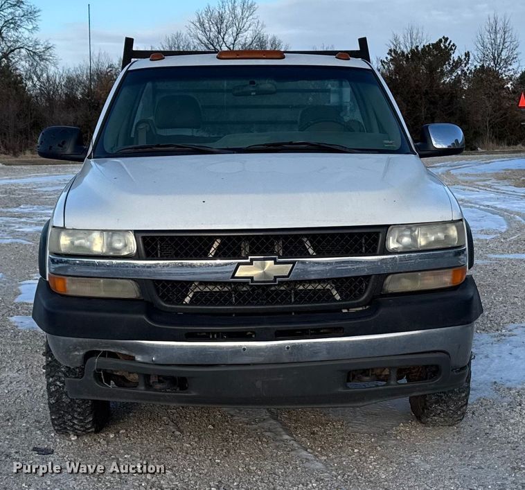 image for item OE9513 2001 Chevrolet Silverado 3500 flatbed pickup truck