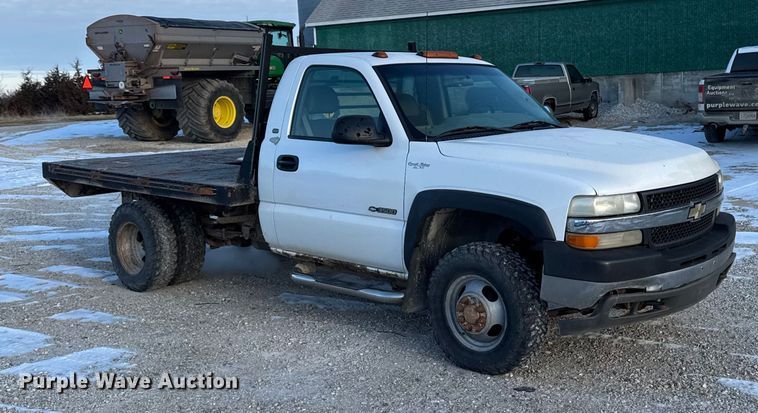 image for item OE9513 2001 Chevrolet Silverado 3500 flatbed pickup truck