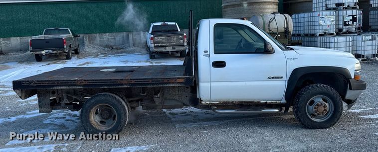 image for item OE9513 2001 Chevrolet Silverado 3500 flatbed pickup truck