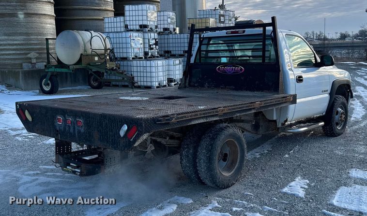 image for item OE9513 2001 Chevrolet Silverado 3500 flatbed pickup truck