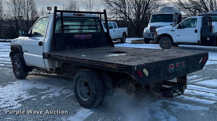 image for item OE9513 2001 Chevrolet Silverado 3500 flatbed pickup truck