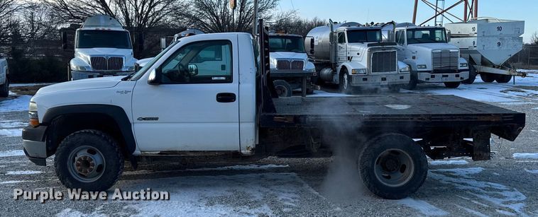 image for item OE9513 2001 Chevrolet Silverado 3500 flatbed pickup truck