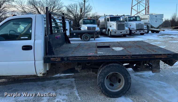 image for item OE9513 2001 Chevrolet Silverado 3500 flatbed pickup truck