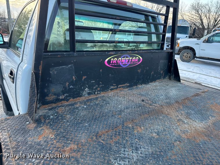 image for item OE9513 2001 Chevrolet Silverado 3500 flatbed pickup truck