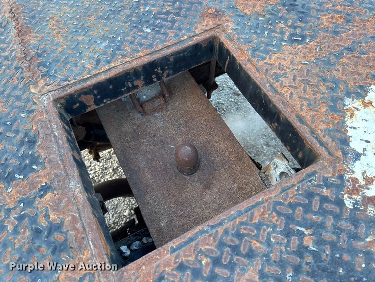 image for item OE9513 2001 Chevrolet Silverado 3500 flatbed pickup truck