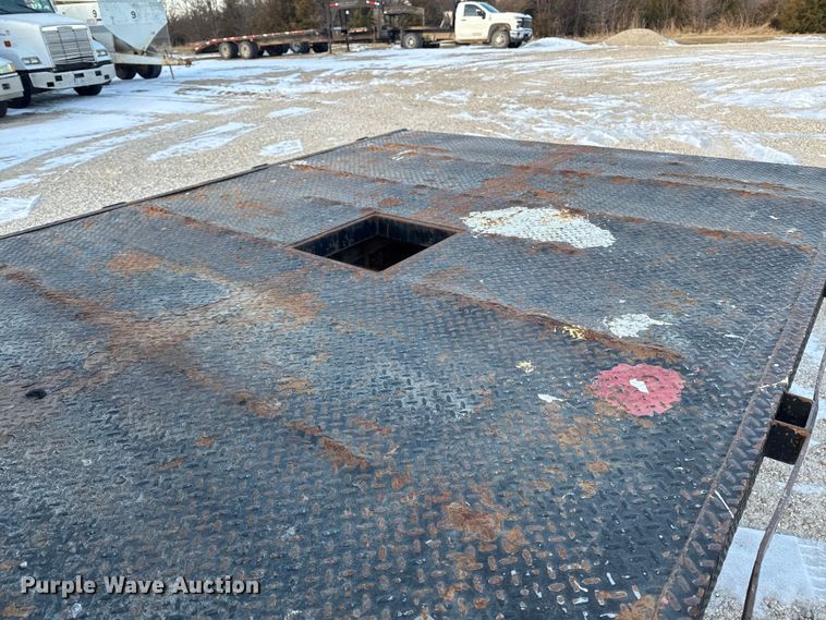 image for item OE9513 2001 Chevrolet Silverado 3500 flatbed pickup truck