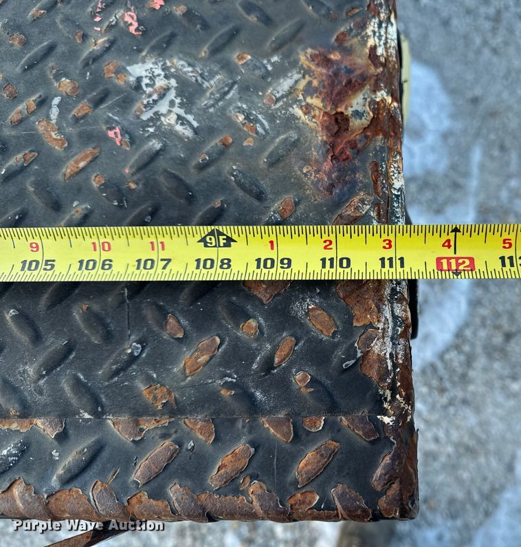 image for item OE9513 2001 Chevrolet Silverado 3500 flatbed pickup truck