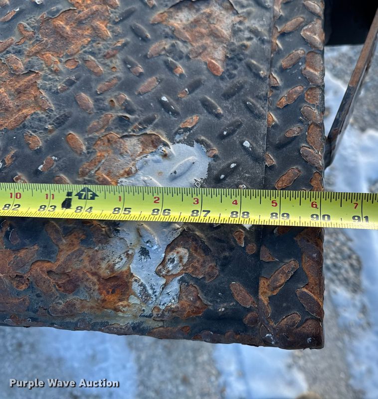 image for item OE9513 2001 Chevrolet Silverado 3500 flatbed pickup truck