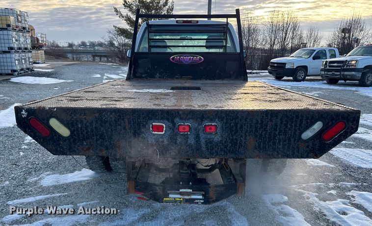 image for item OE9513 2001 Chevrolet Silverado 3500 flatbed pickup truck