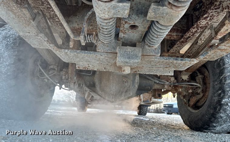 image for item OE9513 2001 Chevrolet Silverado 3500 flatbed pickup truck