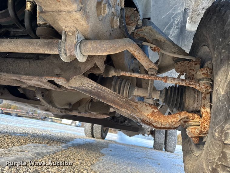 image for item OE9513 2001 Chevrolet Silverado 3500 flatbed pickup truck