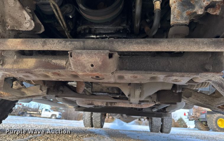 image for item OE9513 2001 Chevrolet Silverado 3500 flatbed pickup truck