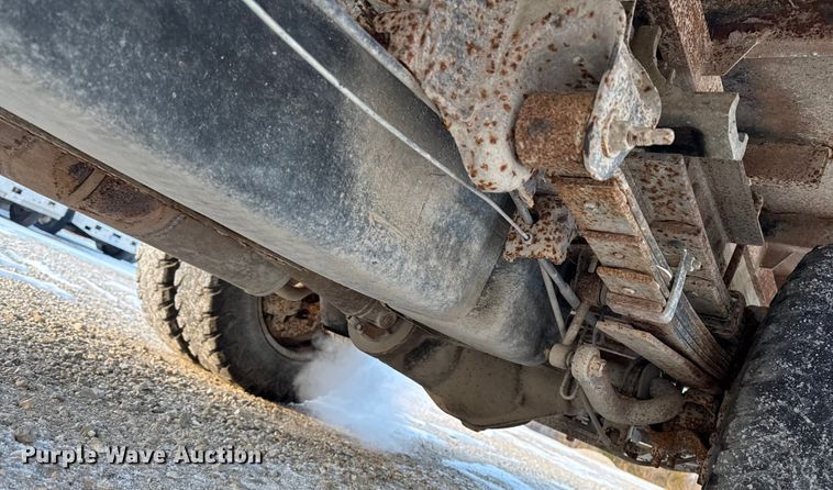 image for item OE9513 2001 Chevrolet Silverado 3500 flatbed pickup truck