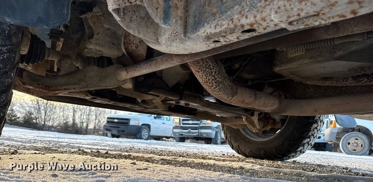 image for item OE9513 2001 Chevrolet Silverado 3500 flatbed pickup truck