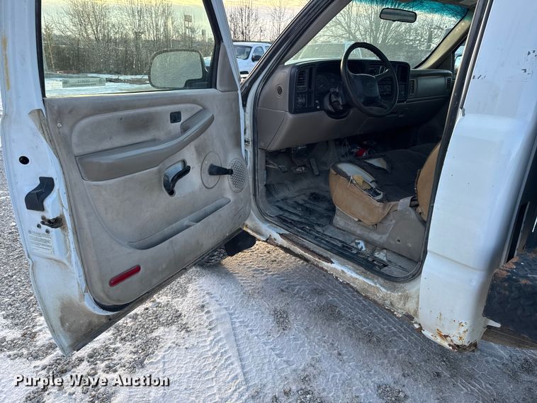 image for item OE9513 2001 Chevrolet Silverado 3500 flatbed pickup truck