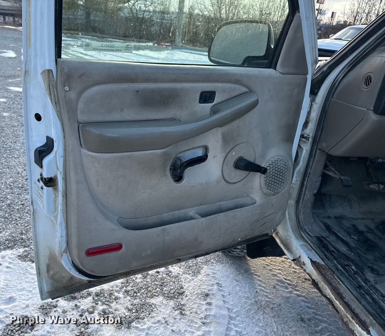 image for item OE9513 2001 Chevrolet Silverado 3500 flatbed pickup truck