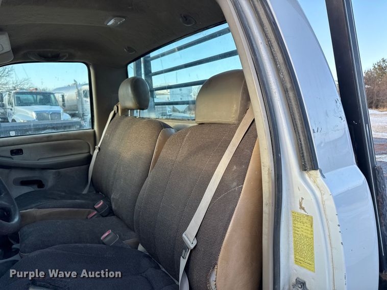 image for item OE9513 2001 Chevrolet Silverado 3500 flatbed pickup truck