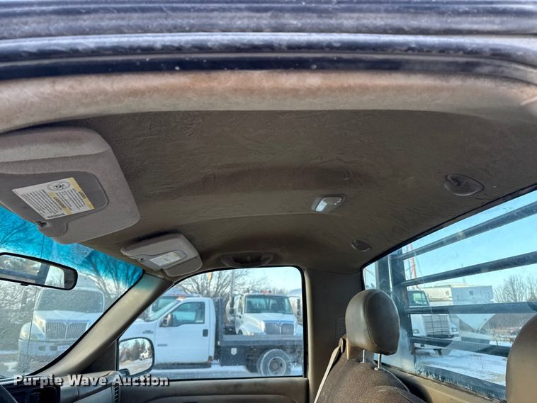 image for item OE9513 2001 Chevrolet Silverado 3500 flatbed pickup truck