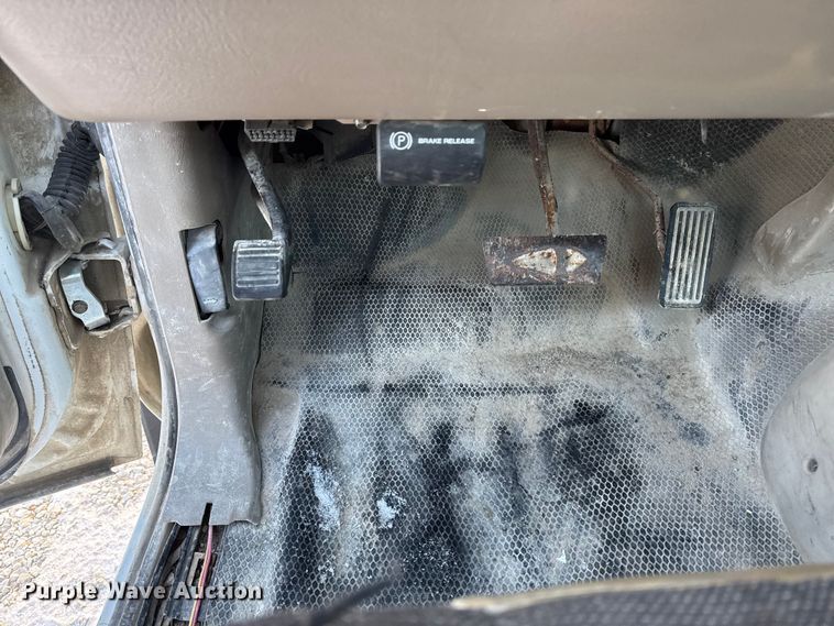 image for item OE9513 2001 Chevrolet Silverado 3500 flatbed pickup truck