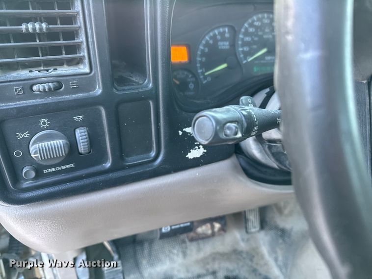 image for item OE9513 2001 Chevrolet Silverado 3500 flatbed pickup truck