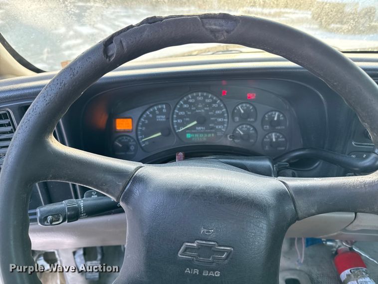 image for item OE9513 2001 Chevrolet Silverado 3500 flatbed pickup truck