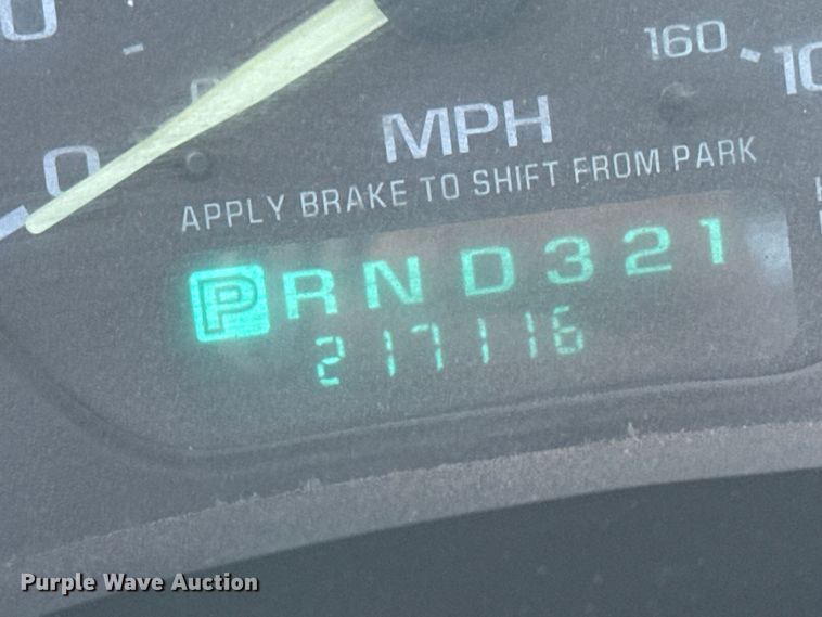 image for item OE9513 2001 Chevrolet Silverado 3500 flatbed pickup truck