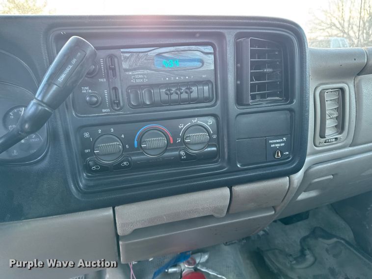 image for item OE9513 2001 Chevrolet Silverado 3500 flatbed pickup truck