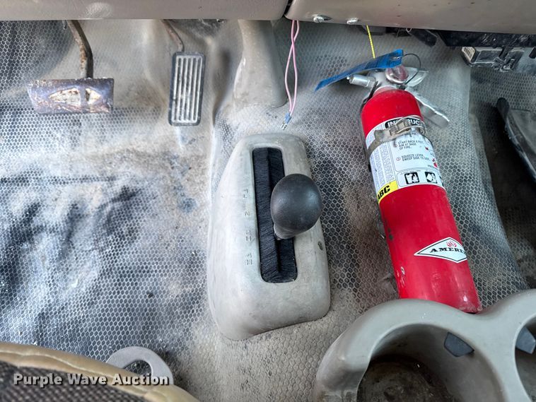 image for item OE9513 2001 Chevrolet Silverado 3500 flatbed pickup truck