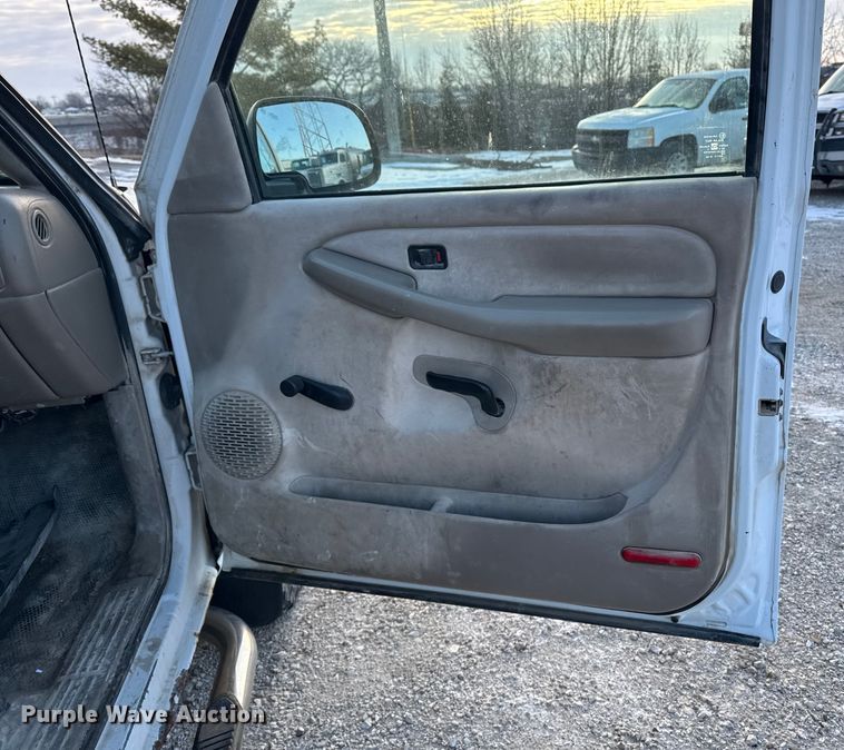 image for item OE9513 2001 Chevrolet Silverado 3500 flatbed pickup truck