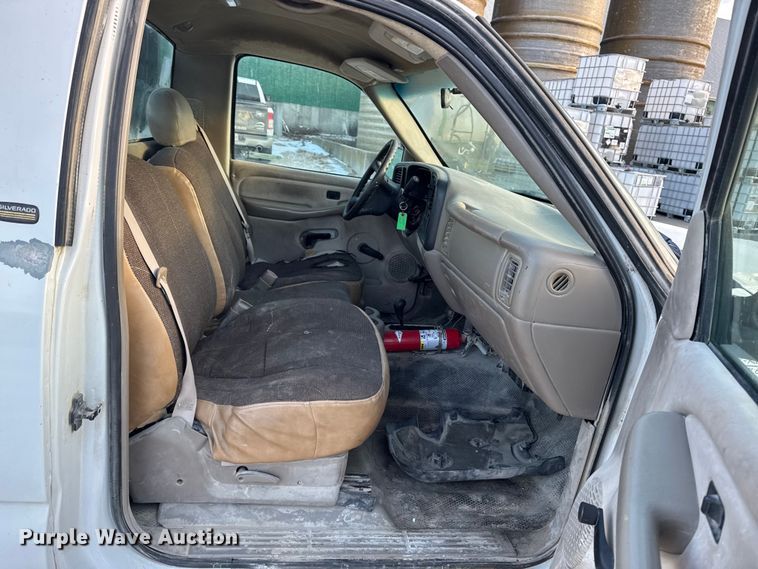 image for item OE9513 2001 Chevrolet Silverado 3500 flatbed pickup truck