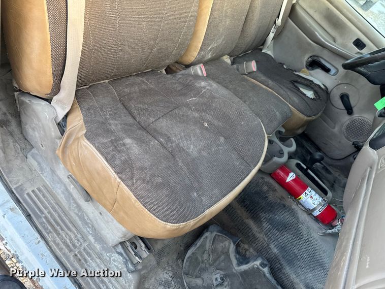 image for item OE9513 2001 Chevrolet Silverado 3500 flatbed pickup truck