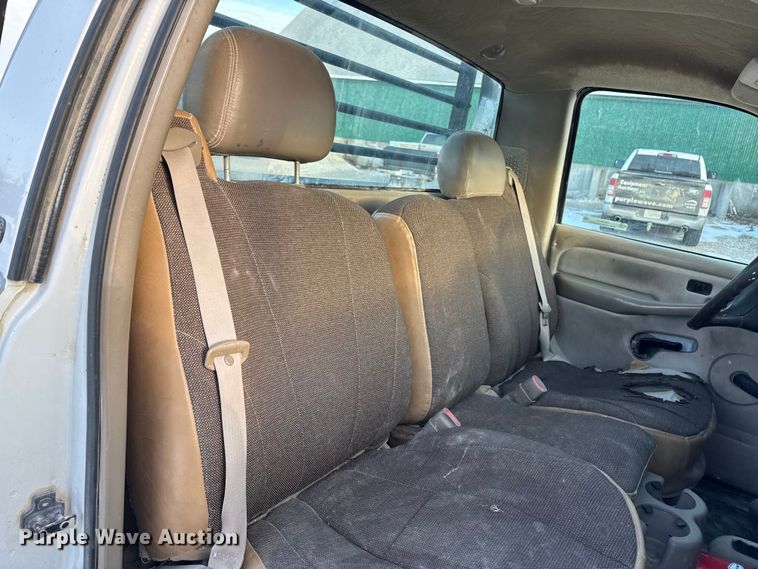 image for item OE9513 2001 Chevrolet Silverado 3500 flatbed pickup truck