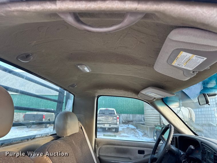 image for item OE9513 2001 Chevrolet Silverado 3500 flatbed pickup truck