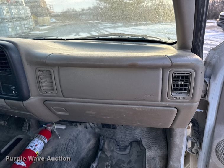 image for item OE9513 2001 Chevrolet Silverado 3500 flatbed pickup truck